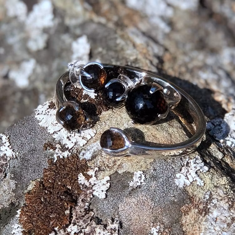 Smyckes-set med ring, armband och örhängen i silver med rökkvarts. Jewellery with ring, bracelet and earrings set in silver with smokey quartz.
