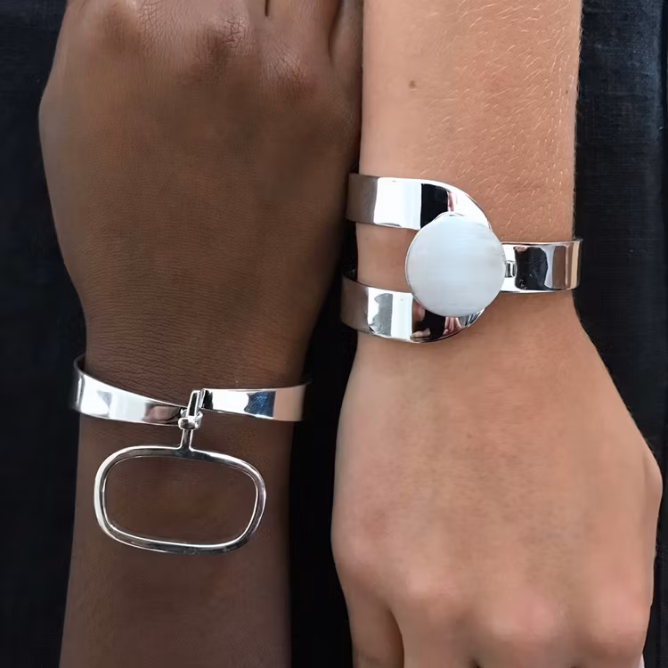 Arm med Silverarmband, 60-talslook. Arm with Silver bracelet, 60's look