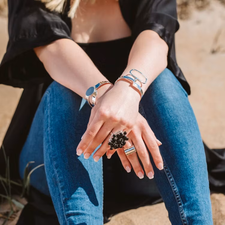 stort silverarmband med gångjärn och lås, stor svart ring. Big silver bracelet with hinge and lock