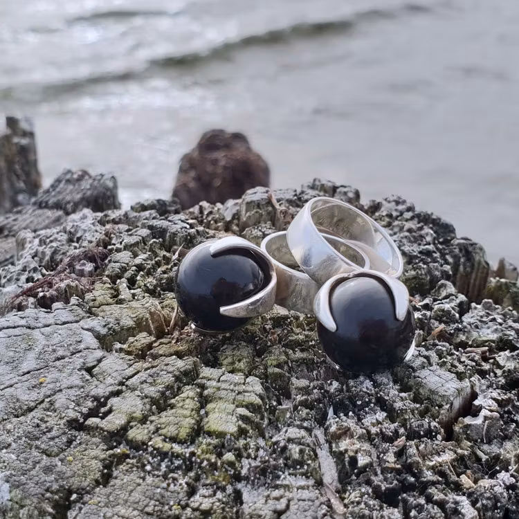 Två silverringar med svart onyx. Two silver rings with black onyx.
