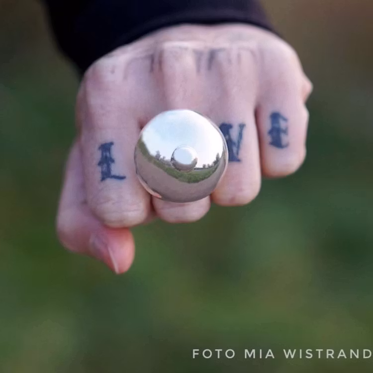 stor silverring i form av bröst, samarbete med Bröstcancerförbundet. big silver rings with shape as breast