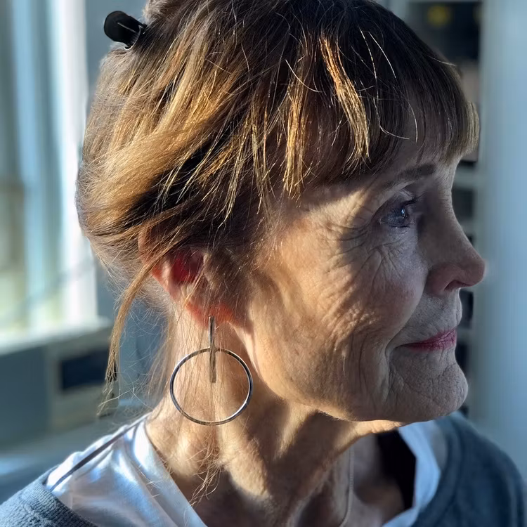 Kvinna med stora silverörhängen. Woman with big silver earrings