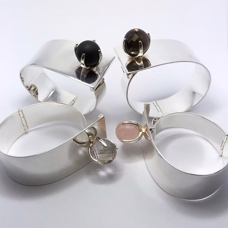 Stora silverarmband med onyx, rosenkvarts, rökkvarts och bergskristall. Big silver bracelets with onyx, rose quartz, smokey quartz and crystal quartz