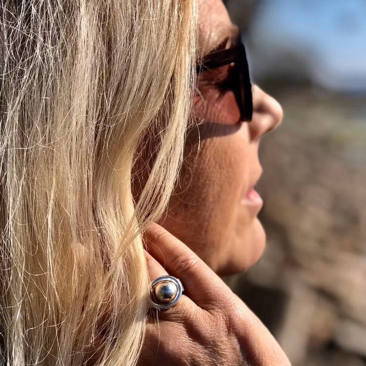 Kvinna med silverring med silverkula. Woman with silver ring with silver globe