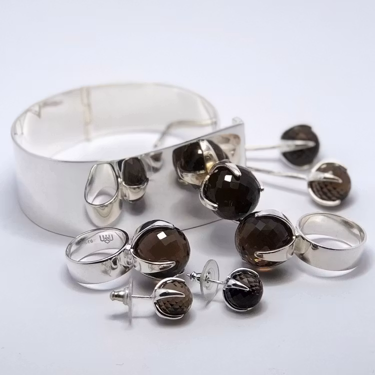 Smyckes-set i silver med rökkvarts. Jewellery set in silver with smokey quartz.