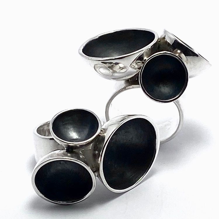 Stor oxiderad silverring med tre kupor . Big oxidised silver ring with three cups