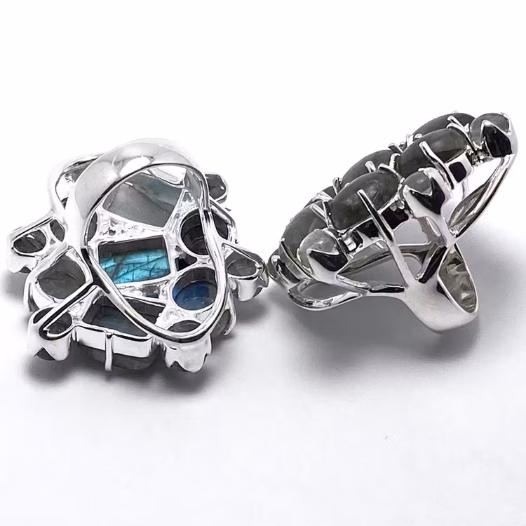 Stora silverringar med mattslipad labradorit i olika toner av blått och turkost. Big silver rings with mat polished labradorite in various tones of blue and turquoise