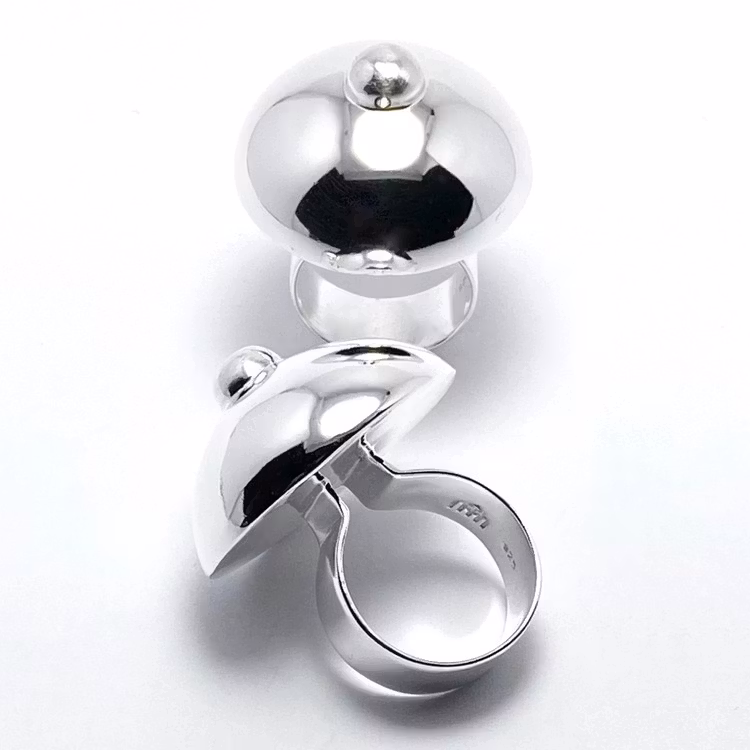 stor silverring i form av bröst, samarbete med Bröstcancerförbundet. big silver rings with shape as breast