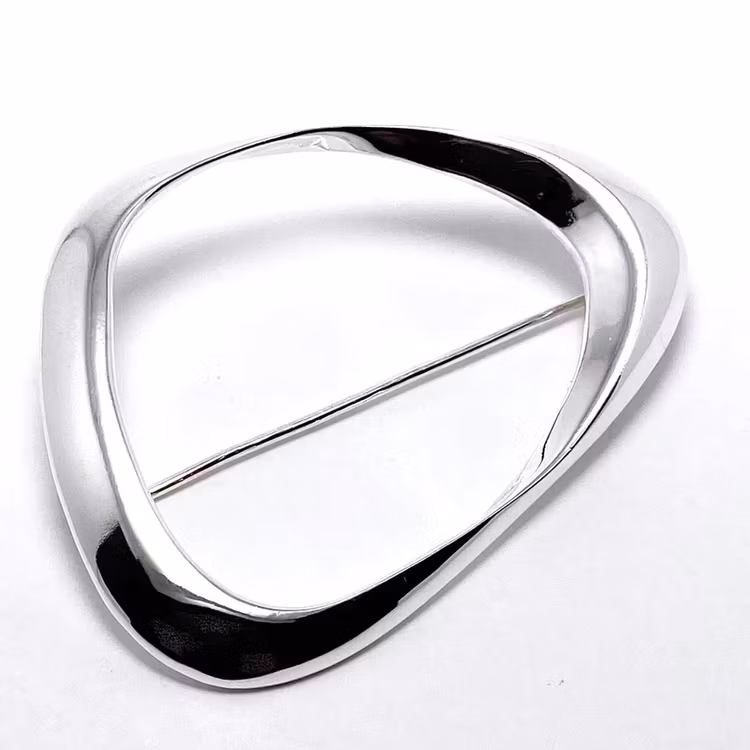 Stilren vacker silverbrosch, inspirerad av en mussla. Beautiful silver brooch, inspired by a musle.