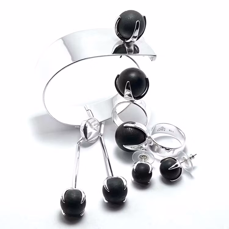 Smyckes-set med matchande ringar, armband och örhängen i silver och svart onyx. Matching jewellery set with ring, earrings and bracelet in silver with mat black onyx