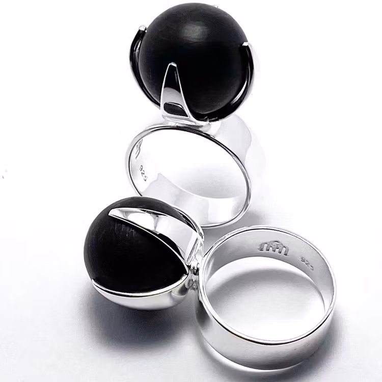 stor silverring med mattslipad onyx. Big silver ring with mat polished onyx