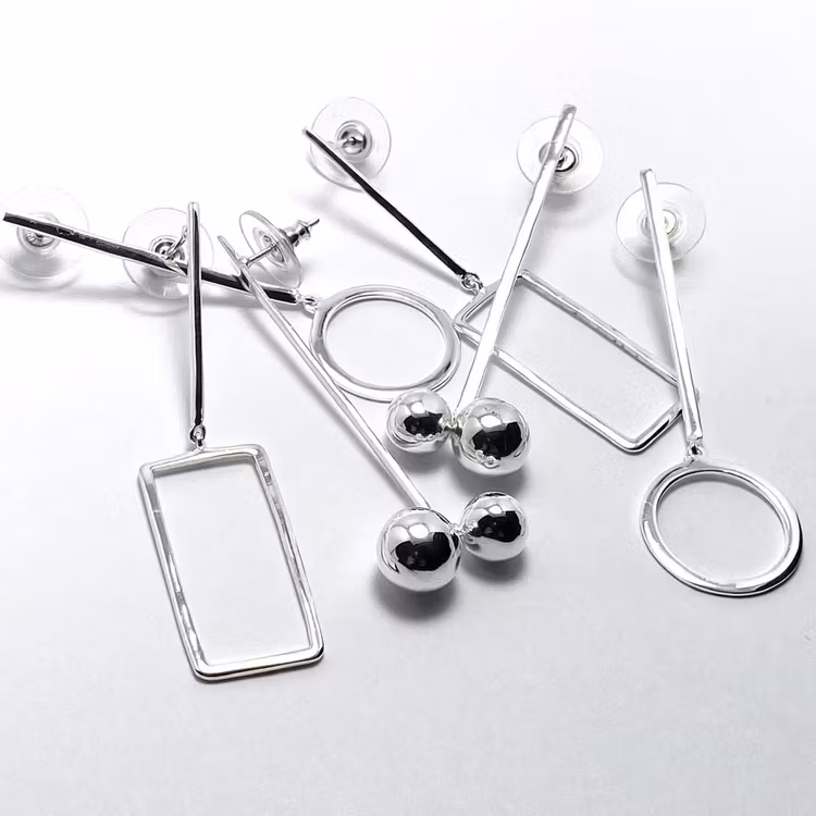 flera olika silverörhängen med olika design. many various silver earrings.