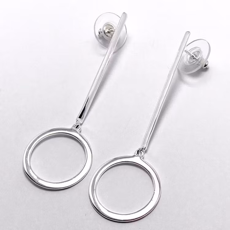 silverörhängen med en cirkel. silver earrings with a circle.