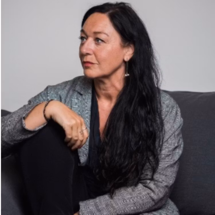 kvinna som bär ett örhänge. woman wearing one earring.