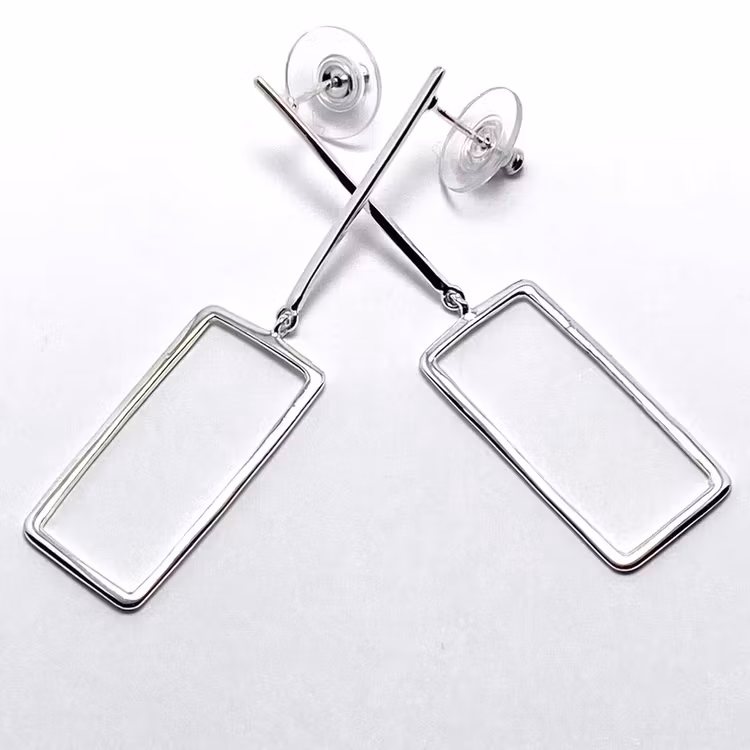 silverörhänge med rektangel. silver earring with a rectangular shape