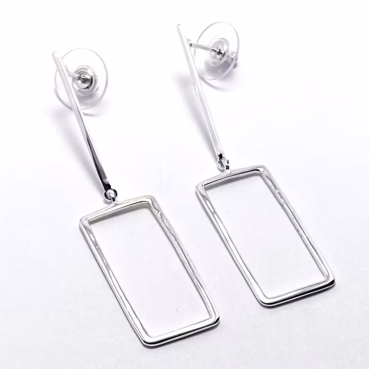 silverörhänge med rektangel. silver earring with a rectangular shape