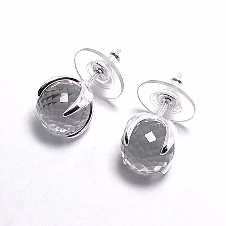 Silverörhängen med bergskristall. Silver earrings with crystal quartz.