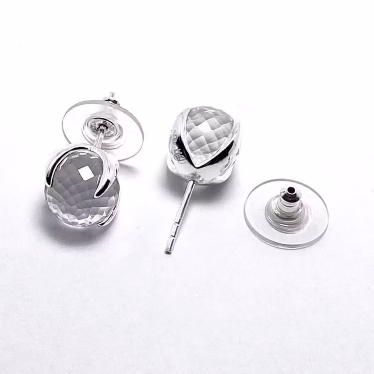 Silverörhängen med bergskristall. Silver earrings with crystal quartz.