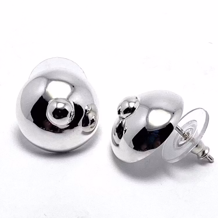 Silverörhängen, del av försäljningen till bröstcancerförbundet. Silver earrings