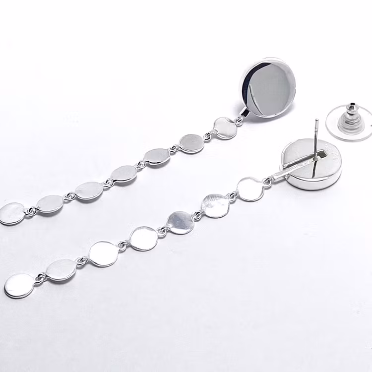 Långa silverörhängen som glittrar, long sparkling silver earrings