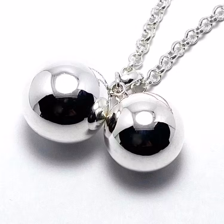 silverhänge med två kulor. silver pendant with two silver globes.