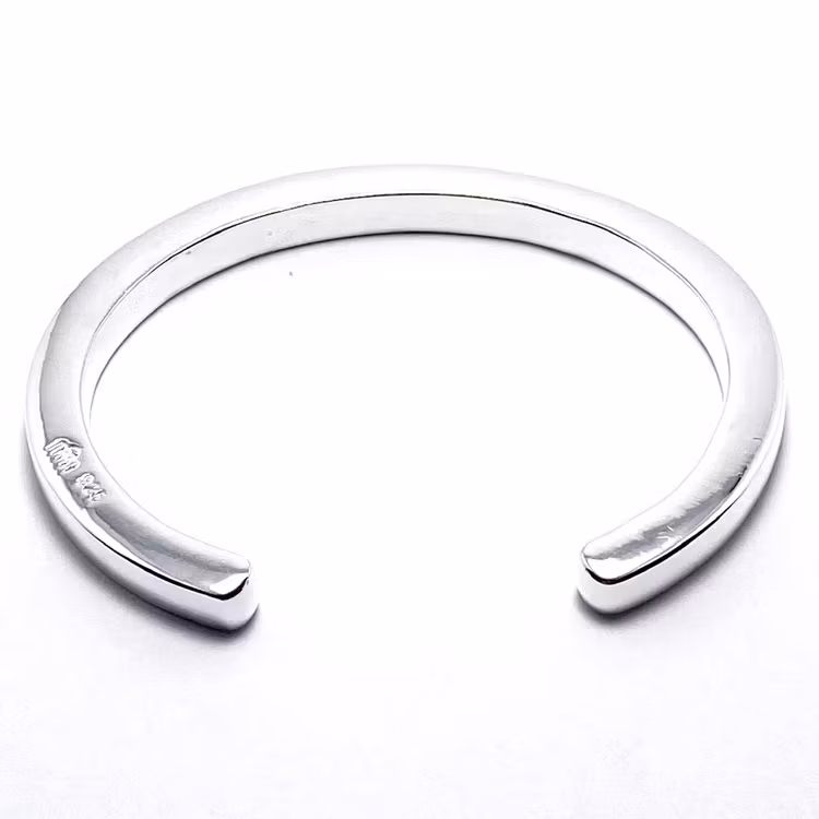 slätt enkelt och massivt silverarmband. massive silver bracelet