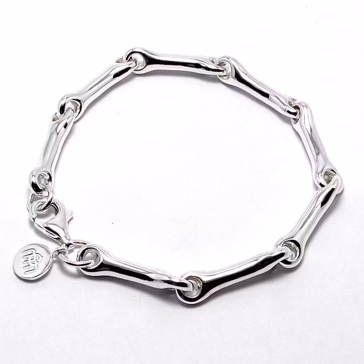 Silverarmband som är ledat och mjukt format. Silver bracelet with a soft form.