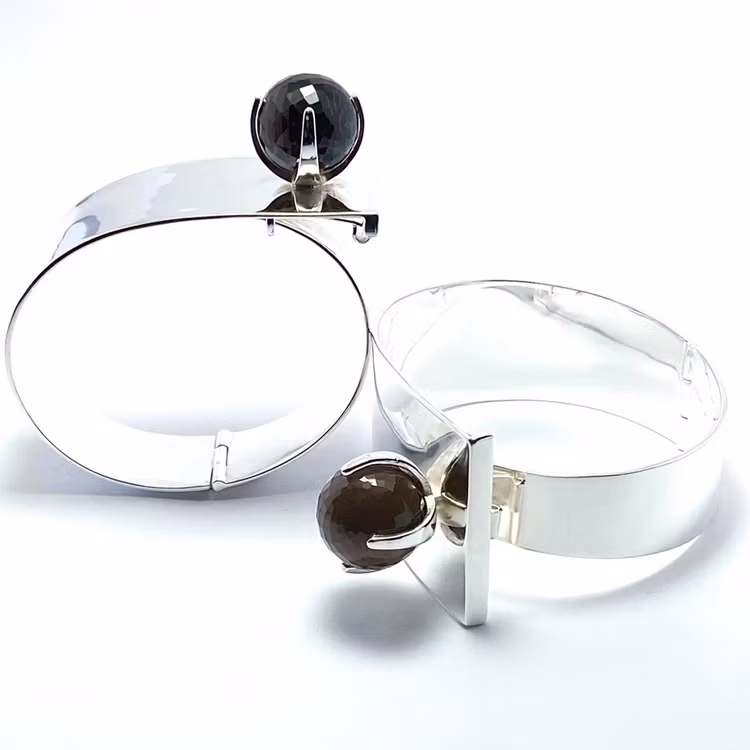 Stora silverarmband med rökkvarts. Big silver bracelets with smokey quartz.