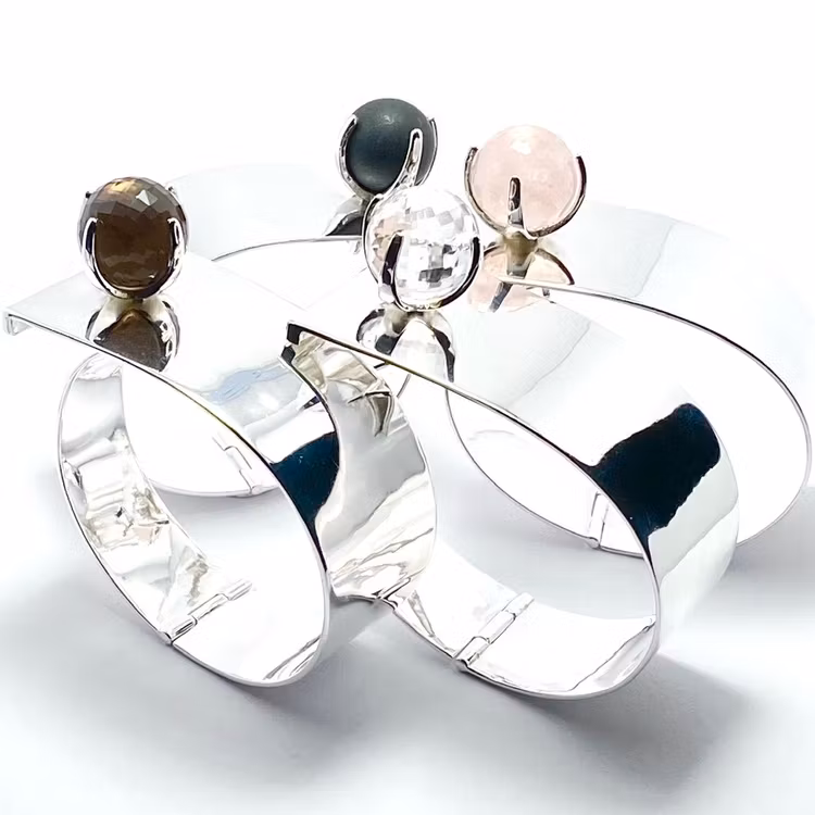 Stora silverarmband med onyx, rosenkvarts, rökkvarts och bergskristall. Big silver bracelets with onyx, rose quartz, smokey quartz and crystal quartz