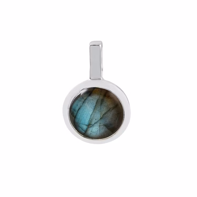 Hängsmycke i silver med labradorit. Silver pendant with labradorite.