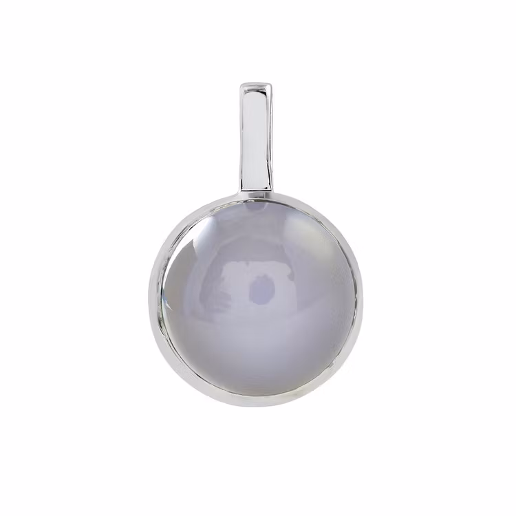 Hängsmycke i silver med kalcedon. Silver pendant with chalcedony.