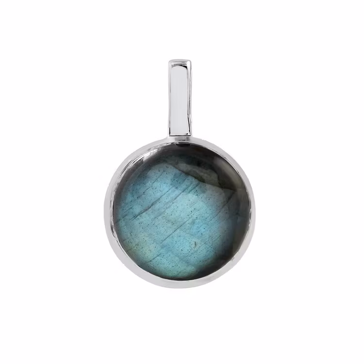 Hängsmycke i silver med labradorit. Silver pendant with labradorite.