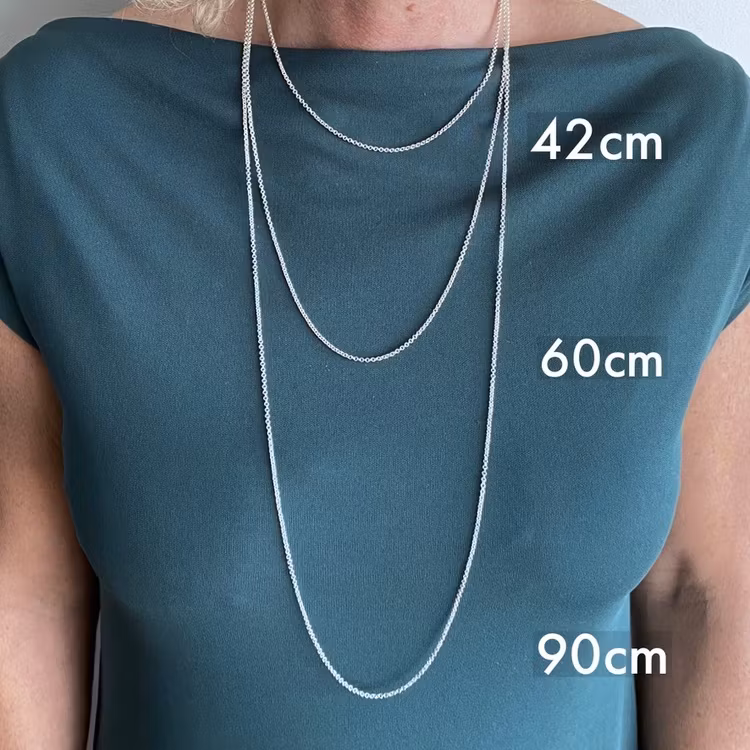 Modell med tre olika längder av silverkedjor. Model with three various lengths of silver chains