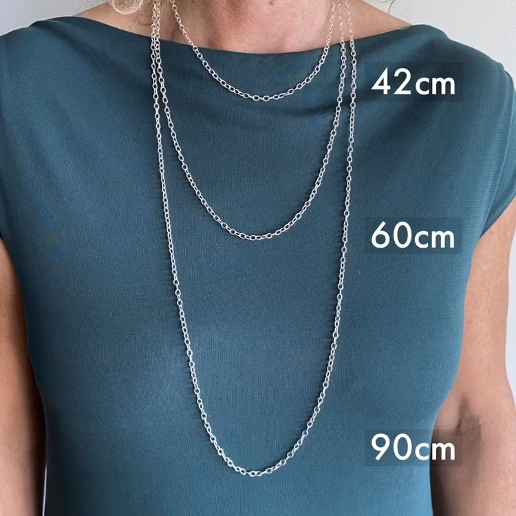 Modell med tre olika längder av silverkedjor. Model with three various lengths of silver chains