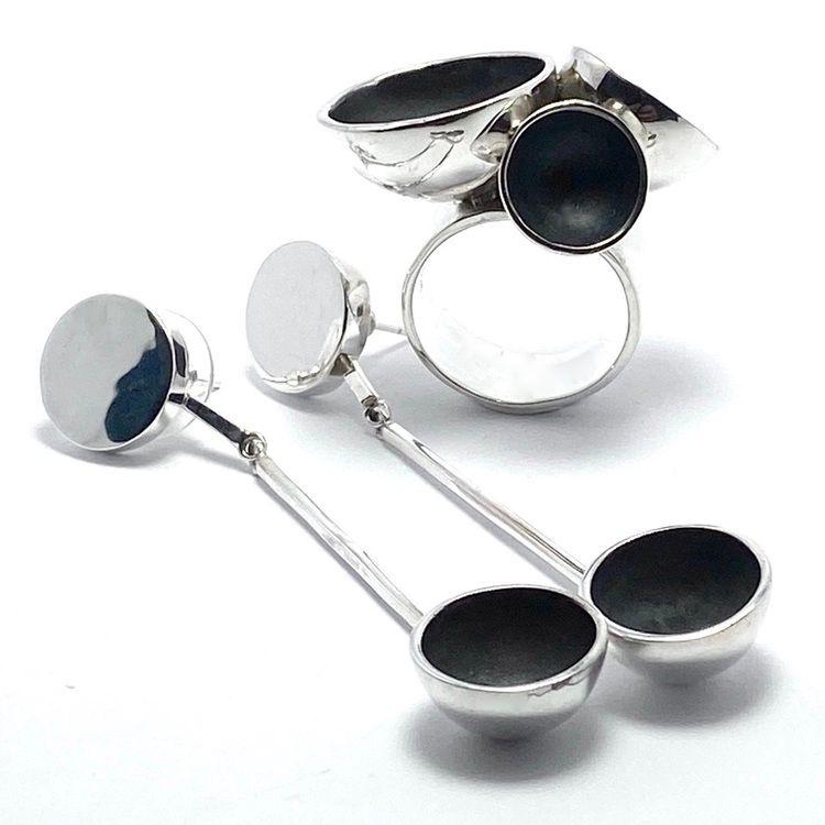 Silverörhängen med oxiderad kupa och stor matchande silverring. Silver earrings with oxidised cup and a big matching silver ring