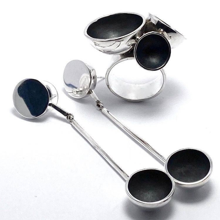 Silverörhängen med oxiderad kupa och stor matchande silverring. Silver earrings with oxidised cup and a big matching silver ring