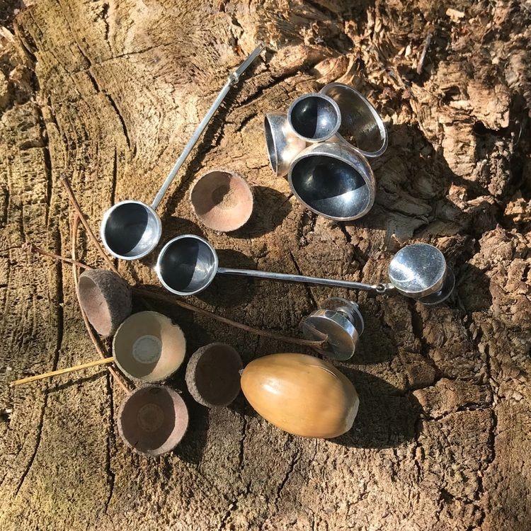 Stor oxiderad silverring med matchande stora örhängen . Big oxidised silver ring with big matching earrings