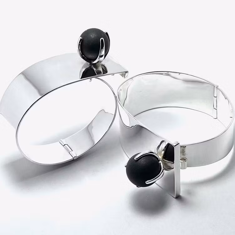 Stora silverarmband med svart onyx. Big silver bracelet with black onyx