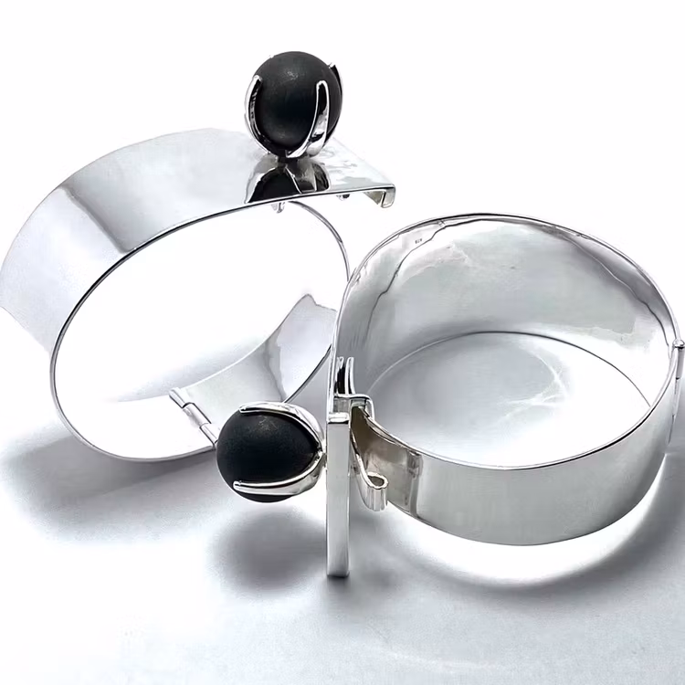 Stora silverarmband med svart onyx. Big silver bracelet with black onyx
