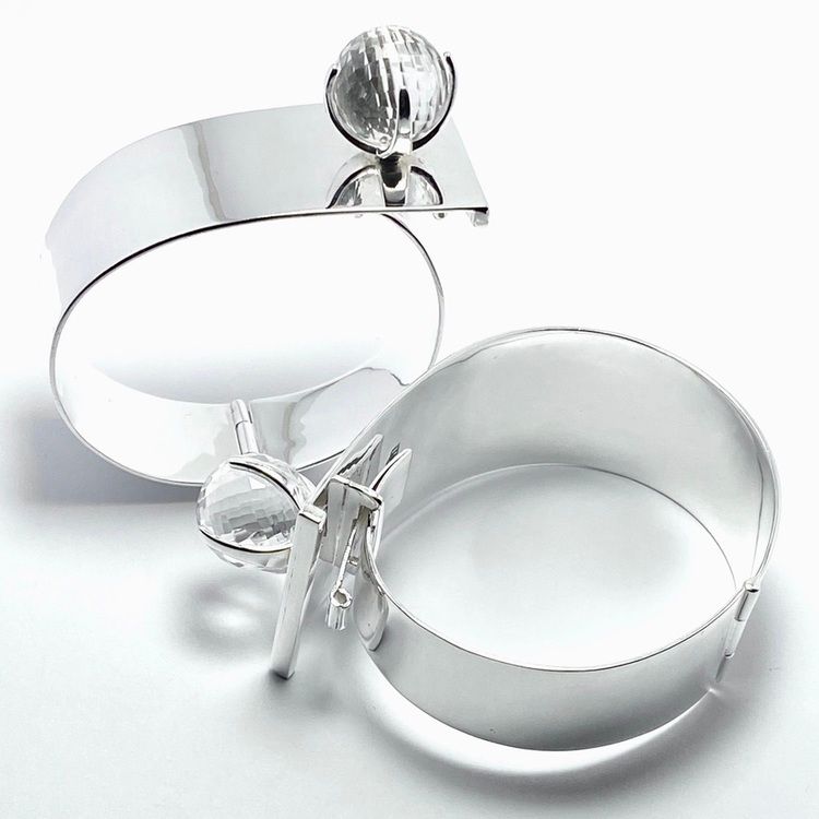 Stora silverarmband med bergskristall. Big silver bracelets with crystal quartz.