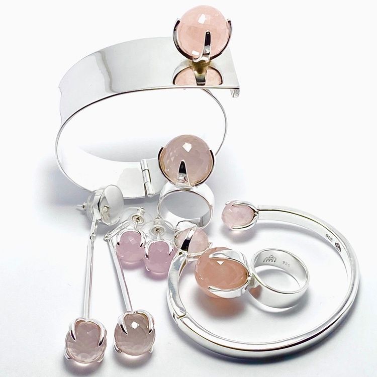 Olika silversmycken med rosenkvarts. Various silver jewellery with rose quartz