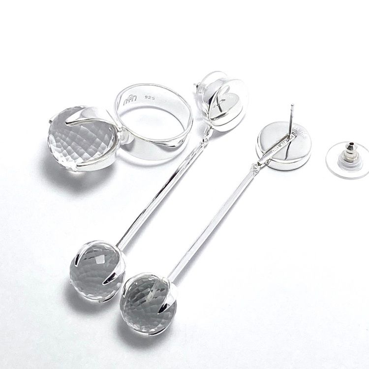 Silverring med bergskristall och matchande örhängen. Silver ring with crystal quartz and matching earrings,