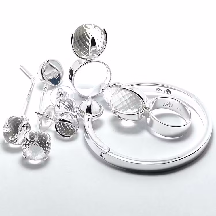 Smyckes-set med ring, örhängen och armband i silver med bergskristall. Jewellery set with ring, earrings and bracelet in silver with crystal quartz.