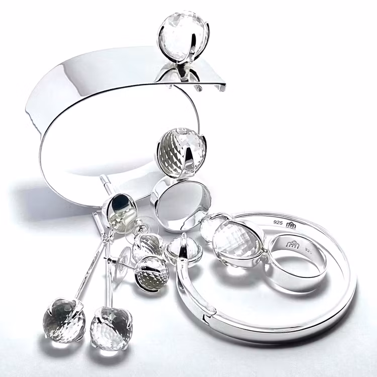 Smyckes-set med ring, örhängen och armband i silver med bergskristall. Jewellery set with ring, earrings and bracelet in silver with crystal quartz.