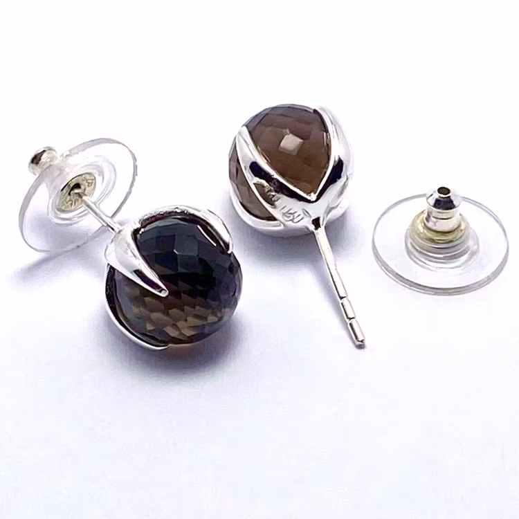 Silverörhängen med rökkvarts. Silver earrings with smokey quartz.