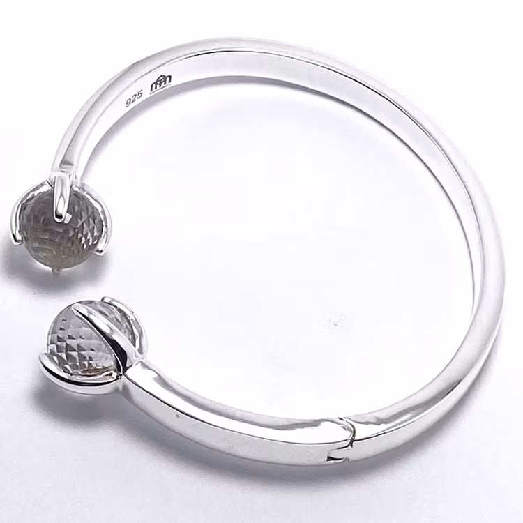 Silverarmband med bergskristall. Silver bracelet with crystal quartz