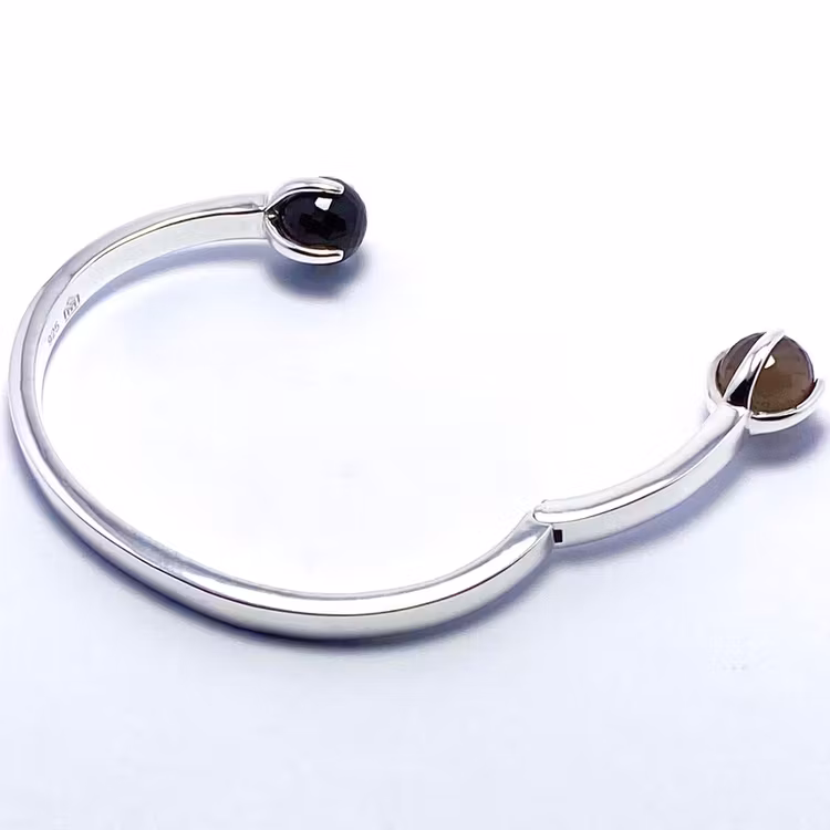 Silverarmband med två stenar i rökkvarts. Silver bracelet with two stones in smokey quartz