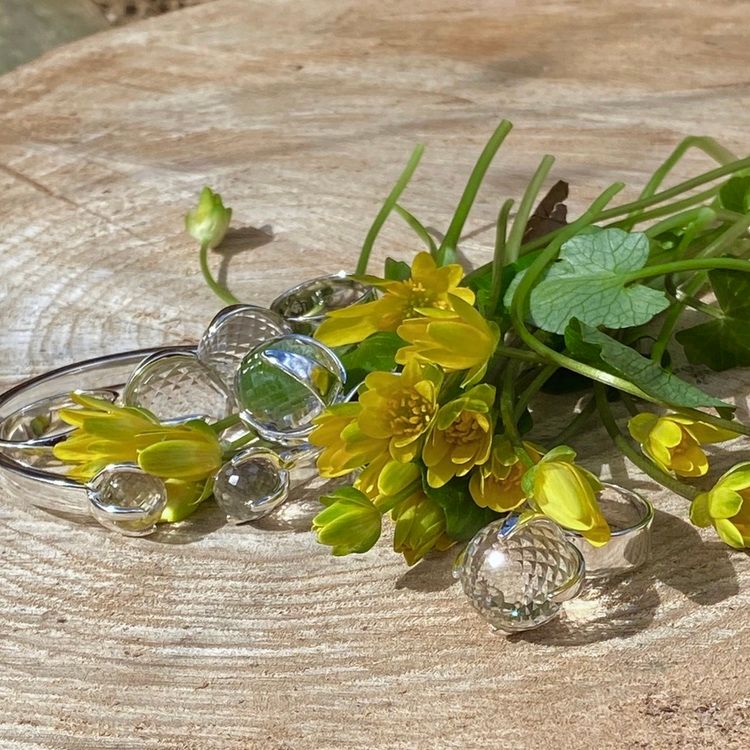 Smycken med bergskristall och gula vackra blommor