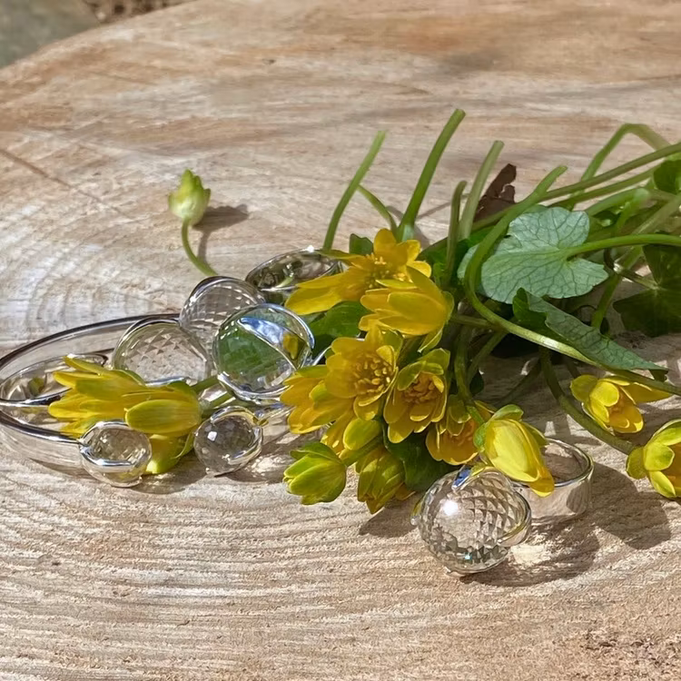 Smycken med bergskristall och gula vackra blommor
