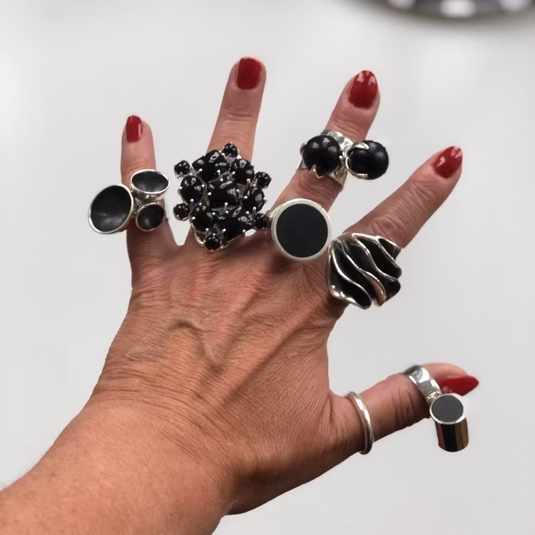Ring US with Onyx